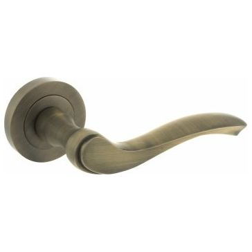 Old English Warwick Door Handle on Round Rose (Pair)