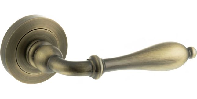 Old English Wrexham Lever Door Handle on Round Rose (Pair)