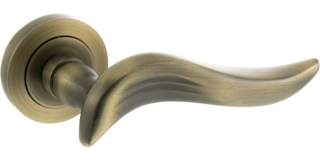 Old English Oxford Lever Door Handle on Round Rose (Pair)