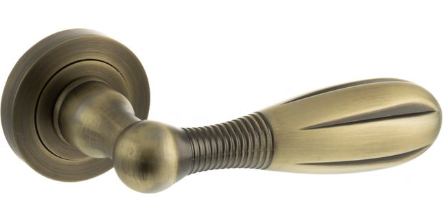 Old English Cambridge Lever Door Handle on Round Rose (Pair)