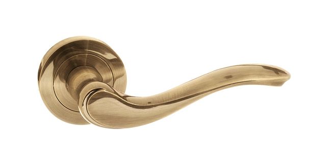 Old English Warwick Door Handle on Round Rose (Pair)